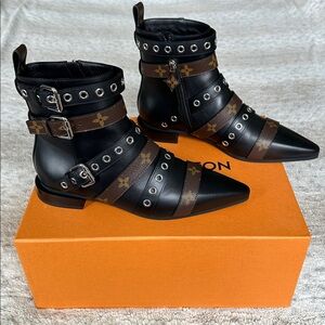 NEW Louis Vuitton Black Leather Monogram Buckle Ankle Boots – EU 38.5